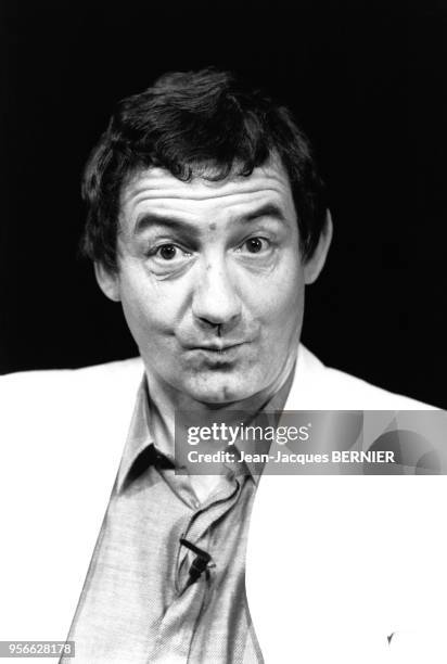 Humoriste Pierre Desproges présente son premier one man show au Théâtre Fontaine le 11 janvier 1984 à Paris, France.