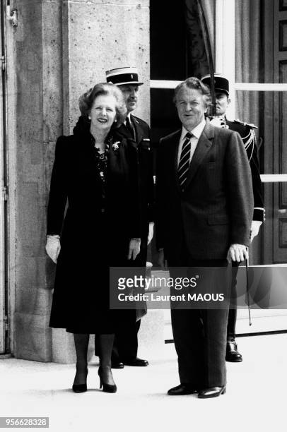 Margaret Thatcher, Premier Ministre britannique en compagnie de Roland Dumas, Ministre des Affaires Européennes sur le perron de l'Elysée le 4 mai...