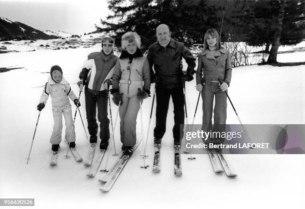 Portrait de l'écrivain Frédéric Dard, de son épouse et de ses filles Clémentine et Joséphine ainsi que de ses petites-filles en vacances aux sports...