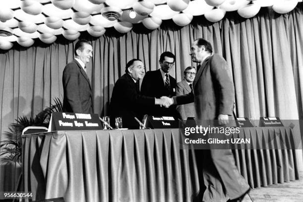 François Mitterrand serre la main de Jacques de Fouchier, PDG de la banque Paribas, le 12 octobre 1976 à Paris, France.