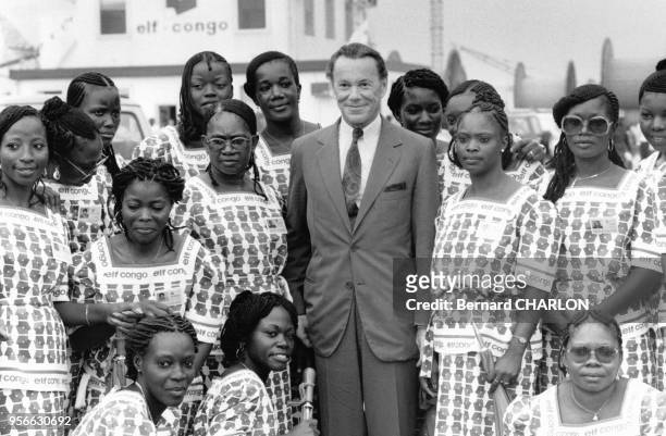 Portrait d'Albin Chalandon, président du groupe pétrolier Elf, entouré des hôtesses de Elf-Congo en mars 1983 à Pointe-Noire, Congo.