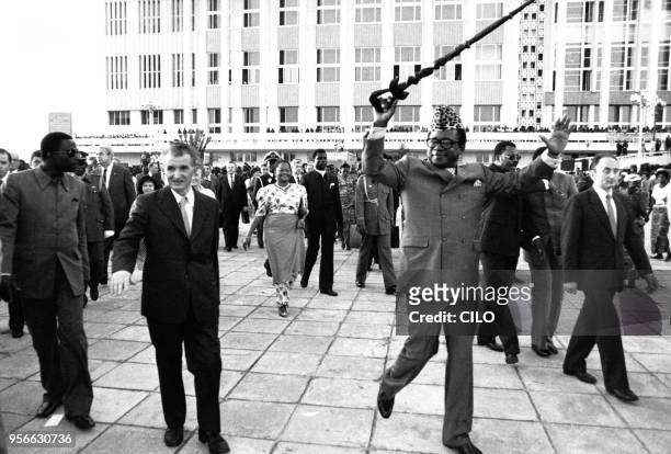 Le Président roumain Nicolae Ceausescu accueilli par le Président Mobutu, le 31 mars 1987 à Kinshasa au Zaïre.