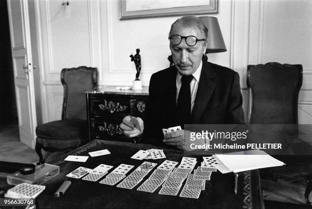 écrivain Jean Dutourd joue aux cartes chez lui à Paris en novembre 1979, France.