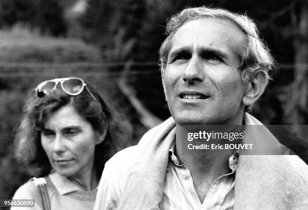 Le Ministre de l'Urbanisme et du Logement, Paul Quilès et sa femme en randonnée en montagne, le 2 août 1985, Haute Savoie, France.