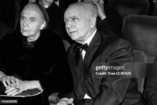 Elsa Triolet et Louis Aragon assistent au spectacle de Barbara à l'Olympia en février 1968, Paris, France.