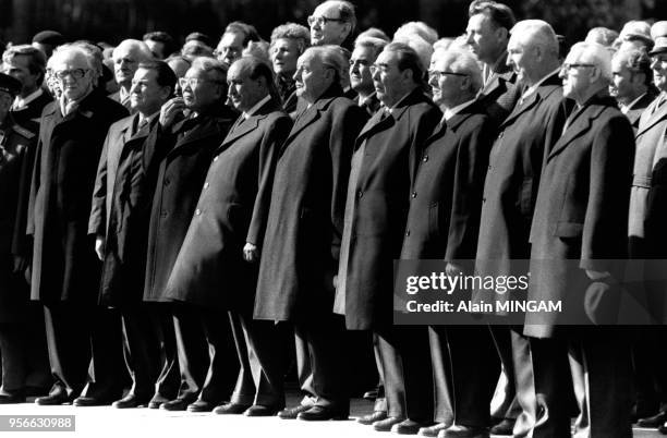 Leonid Brejnev, Erich Honecker, Edward Gierek et Willi Stoph assitent au défilé militaire lors de la commémoration des trente ans de la République...