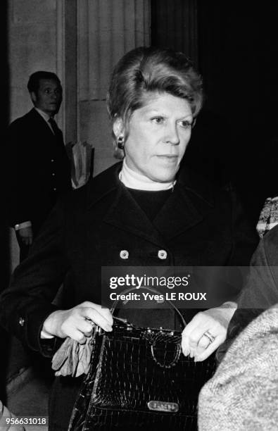 Alice Guérini dite 'Lily', la femme d'Antoine Guérini qui a été abattu en 1967, sort du tribunal, le 6 janvier 1970, Paris, France.