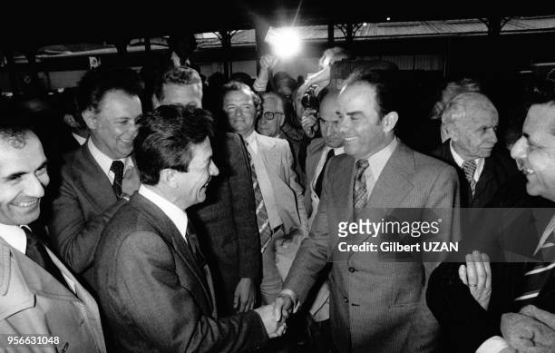 Le Secrétaire Général du parti communiste italien, Enrico Berlinguer, serre la main de Georges Marchais, en présence de Charles Fiterman et de Louis...