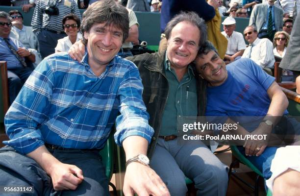 Yves Duteil, Guy Béart et Enrico Macias dans une tribune du stade Roland-Garros en juin 1995 à Paris, France.