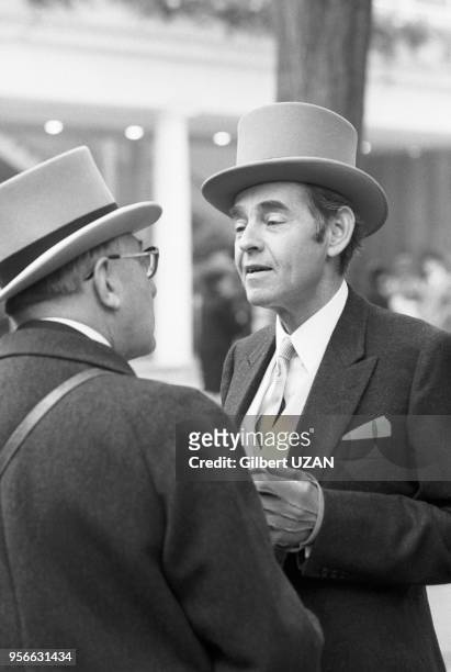Hommes arborant un chapeau haut-de-forme lors du Prix de l'Arc de Triomphe le 6 octobre 1974 à Paris, France.