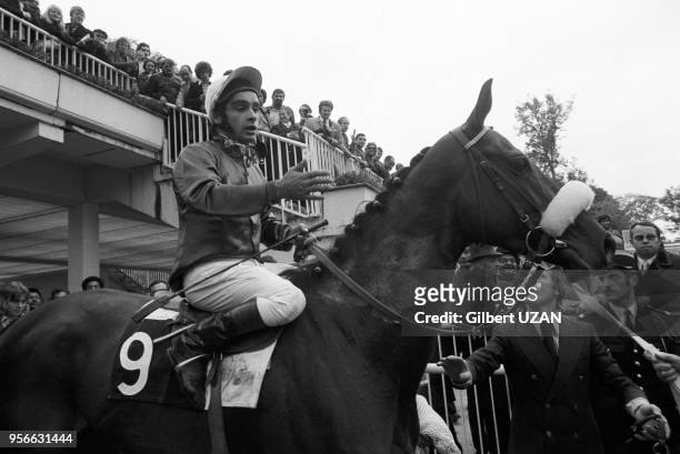 Le jockey vainqueur Yves Saint-Martin sur la pouliche gagnante 'Allez France' à l'issue du Prix de l'Arc de Triomphe le 6 octobre 1974 à Paris,...
