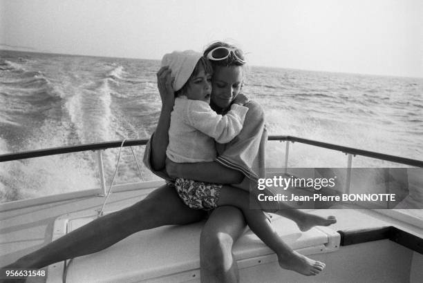Nathalie Delon en vacances avec son fils Anthony en juillet 1968, Le Pilat, France.