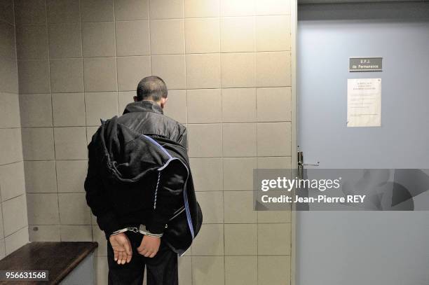 Un jeune menotté soupçonné de vol attend en cellule d'être présenté à un OPJ au commissariat de la Goutte d'Or dans le XVIII ème arrondissement de...