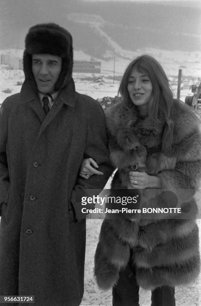 Michel Piccoli et Joanna Shimkus sur le tournage du film 'L'invité' réalisé par Vittorio De Seta en février 1969, Besançon, France.