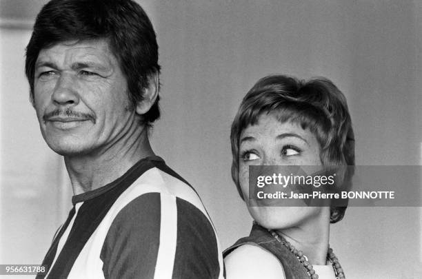 Charles Bronson et Marlène Jobert dans le film 'Le passager de la pluie' réalisé par René Clément en mai 1969 à Paris, France.