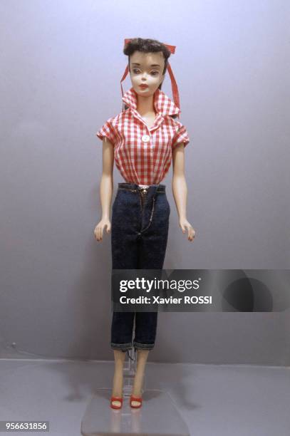 Poupée Barbie en tenue de pique-nique 1960 inspirée des années Brigitte Bardot en mars 1999 à Paris, France.