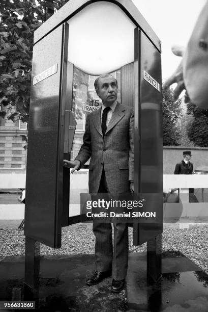 Pierre Lelong, secrétaire d?État à la Poste et aux Télécommunications, dans un nouveau modèle de cabine téléphonique le 8 octobre 1974 à Paris,...