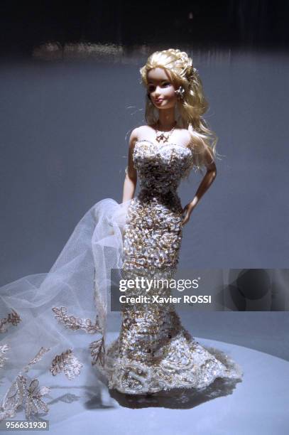 Poupée Barbie habillée par Ungaro et portant des bijoux Repossi en mars 1999 à Paris, France.