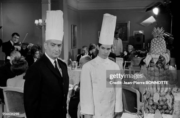 Louis de Funes et son film Olivier sur le tournage du film 'Le Grand restaurant' réalisé par Jacques Besnard en 1966 à Paris, France.