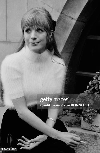 Mariane Faithful sur le tournage du film 'La Motocyclette' réalisé par Jack Cardiff en 1967, France.