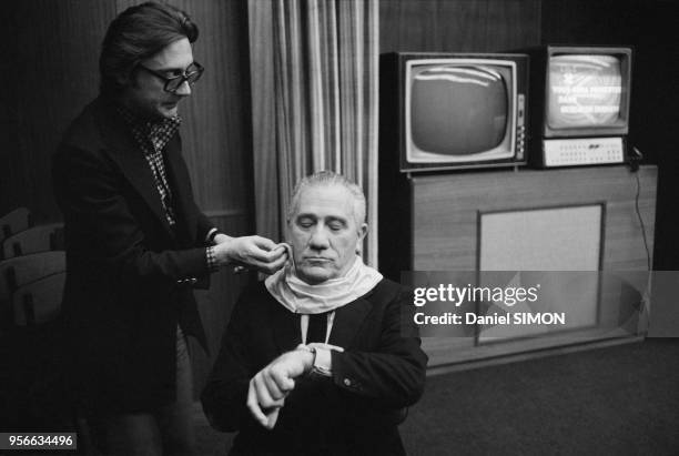 Séance de maquillage pour Alexandre Sanguinetti, secrétaire général de l'UDR, lors d'une émission de télévision à Paris le 8 octobre 1973, France.