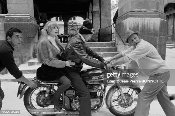 Alain Delon et Mariane Faithful sur le tournage du film 'La Motocyclette' réalisé par Jack Cardiff en 1967, France.