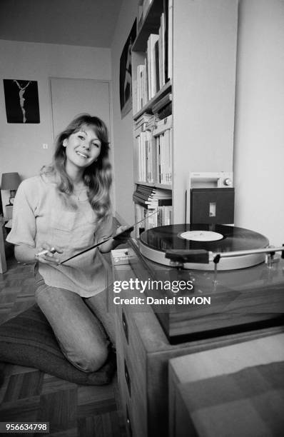 Actrice française France Dougnac dans son appartement à Paris en mars 1974, France.