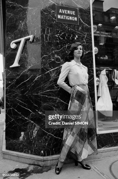 Un mannequin présente une jupe de la collection Torrente, prê-à-porter automne-hiver 1974, Place Vendôme à Paris en mars 1974, France.