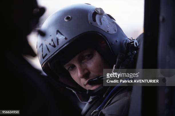 Lieutenant de vaisseau Nadine Zanatta, pilote d'hélicoptère Super Frelon sur le porte-avions Foch en avril 1999 en Italie.