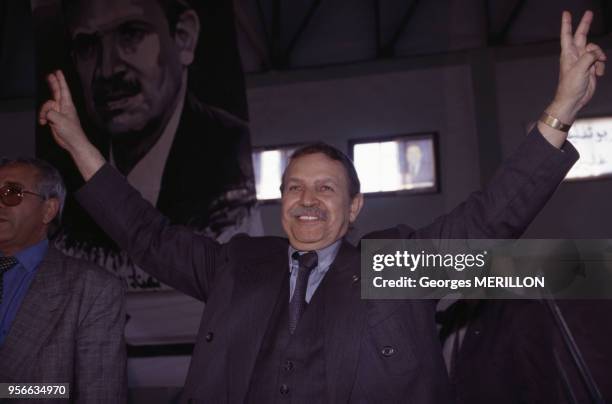 Abdelaziz Bouteflika bras levés en signe de victoire pendant la campagne pour les élections présidentielles en avril 1999, Algérie.