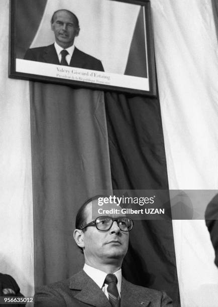 Jacques Chirac, Premier ministre, sous le portrait du Président Valéry Giscard d'Estaing lors d'un déplacement dans le Nord en avril 1975, France.