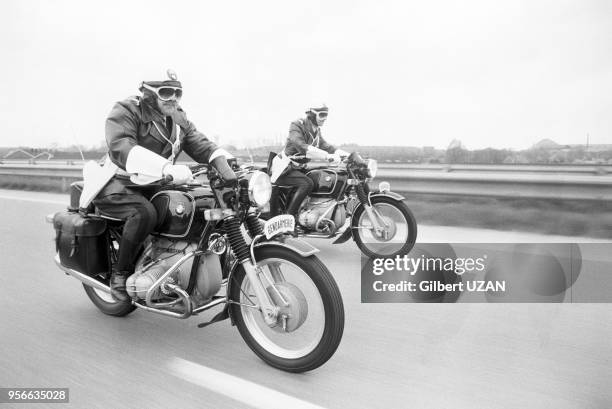 Motards de la gendarmerie escortant un déplacement officiel en mai 1975, France.