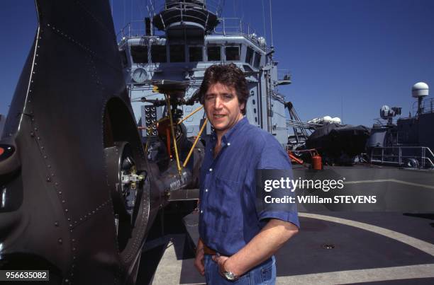 Le chanteur Yves Duteil sur la Jeanne d'Arc, croiseur porte-hélicoptères français, en avril 1999.