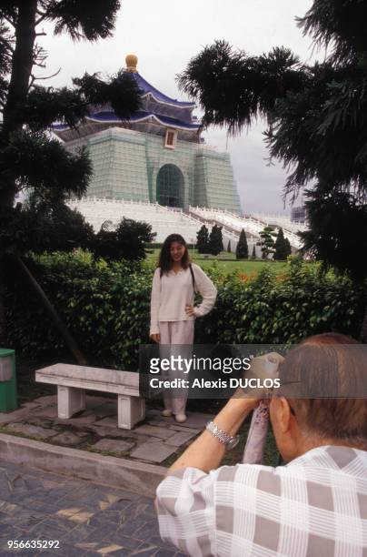 Jeune femme posant devant le mémorial de Tchang Kaï-chek en juin 1995 à Taipei, Taïwan.