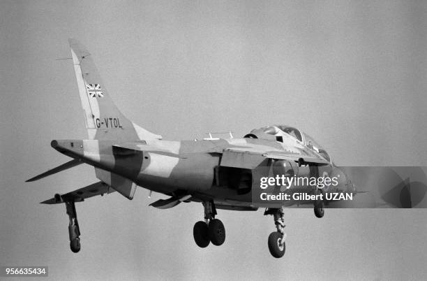 Démonstration de l'avion militaire britannique Harrier au Salon aéronautique du Bourget le 8 juin 1975, France.