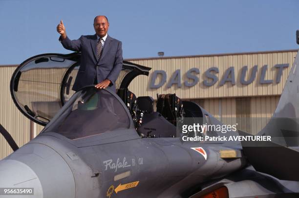 Serge Dassault présente l'avion de combat 'Rafale' fabriqué par Dassault Aviation le 7 septembre 1999, France.