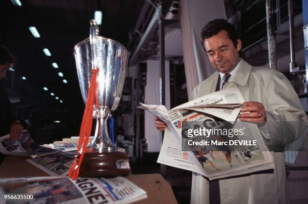 Le journaliste Michel Denisot, président du PSG, pose à côté de la Coupe d'Europe des vainqueurs de coupe remportée par son équipe le 8 mai 1996 à...