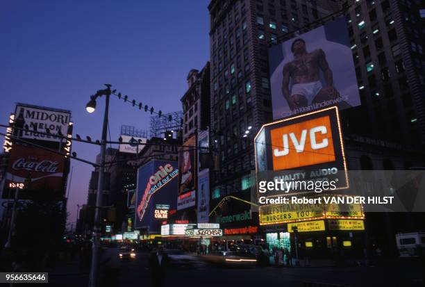 Enseignes lumineuses à Broadway en soirée en octobre 1982 à New-York, États-Unis.