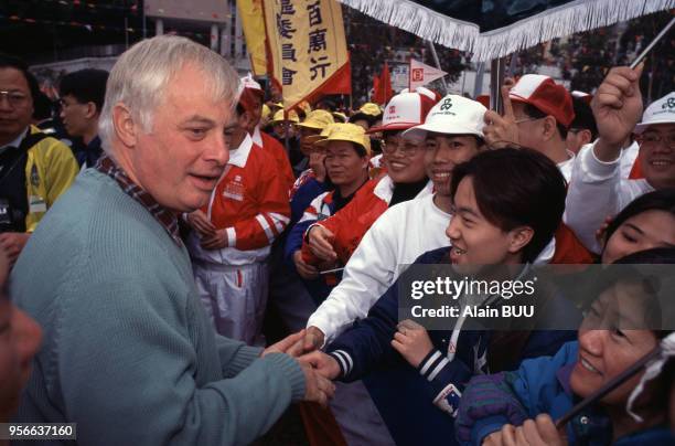 Le gouverneur Chris Patten serre des mains dans la foule en mars 1996 à Hong Kong.