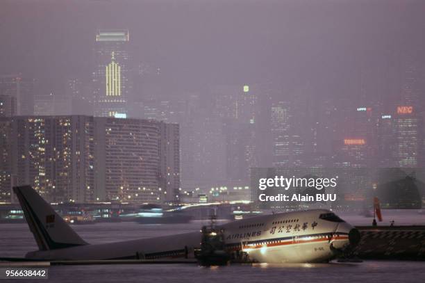 Boeing 747 de la compagnie China Airlines ayant raté son atterrissage à l'aéroport de Kai Tak en juin 1996 à Hong Kong.