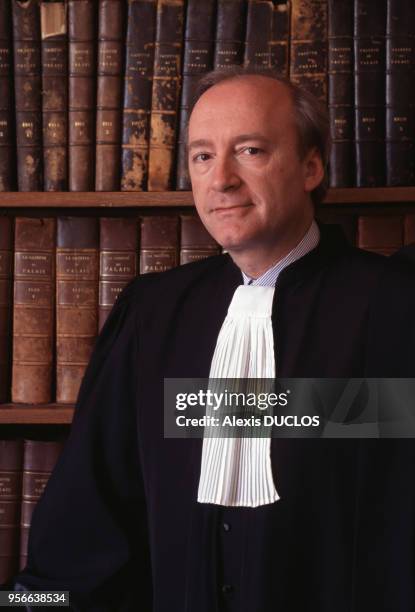 Hubert Védrine, homme politique, en robe d'avocat dans son bureau le 11 mars 1996 à Paris, France.