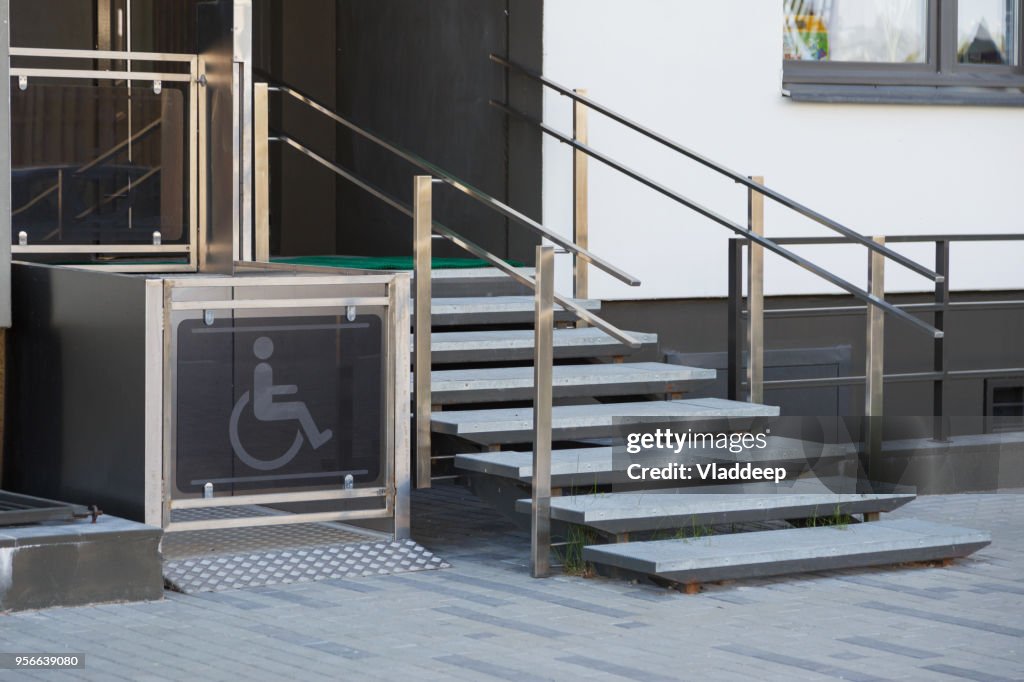 Living house entrance equipped with special lifting platform for wheelchair users
