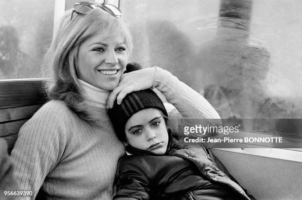 Nathalie Delon et son fils Anthony en janvier 1970 à Wengen, Autriche.