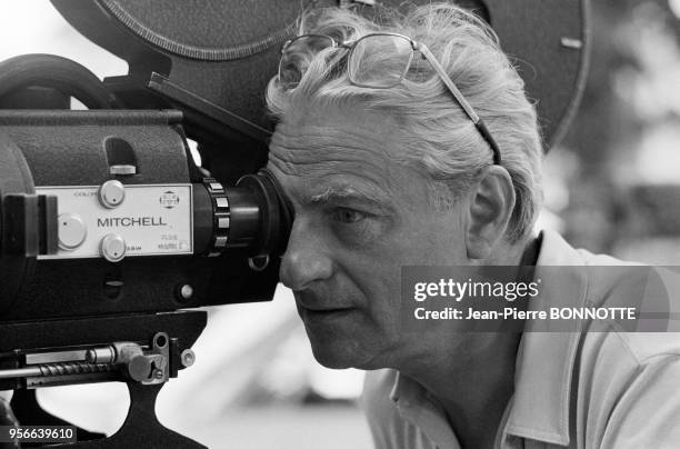 Le réalisateur René Clément l'oeil à la caméra lors du tournage du film 'Le Passager de la pluie' en juin 1969 à Paris, France.