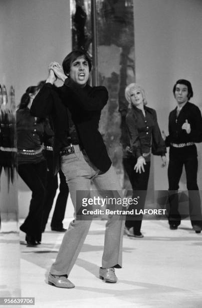 Le chanteur italien Adriano Celentano lors de l'émission de télévision 'La Grande farandole' le 3 avril 1970 à Paris, France.