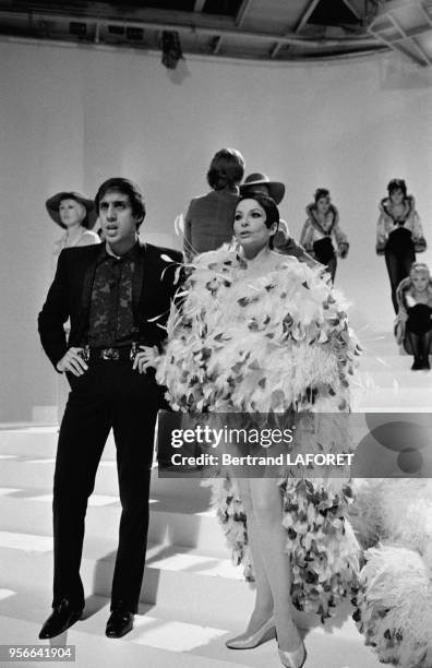 Adriano Celentano et Zizi Jeanmaire dans l'émission de télévision 'La Grande farandole' le 3 avril 1970 à Paris, France.