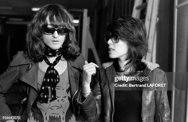 Michel Polnareff sur un plateau de télévision avec la chanteuse Dani en avril 1971 à Paris, France.