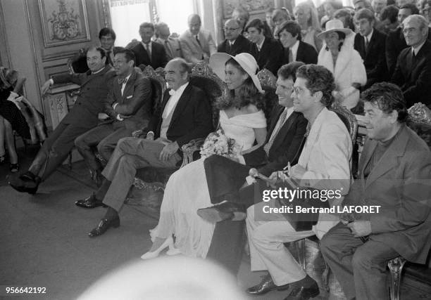 Mariage d'Eddie Barclay et Béatrice Chatelier avec Fernand Raynaud, Henri Salvador, Jacques Martin, Francis Blanche et Darry Cowl à la mairie le 5...