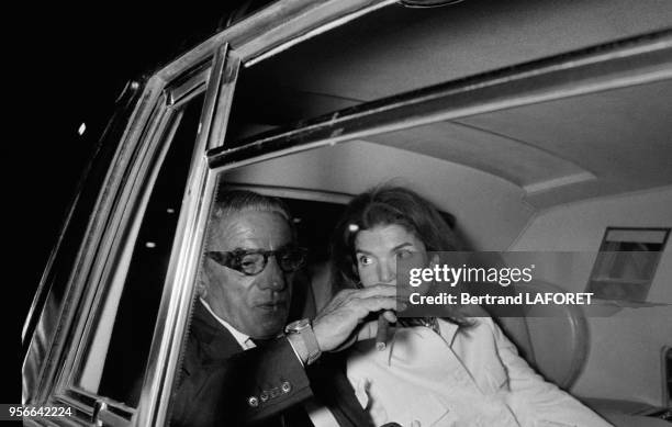 Aristote Onassis et Jackie Kennedy à l'arrière d'une voiture en septembre 1970 à Paris, France.