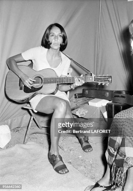 La chanteuse Joan Baez répète avant un concert en août 1970 à Saint-Tropez, France.